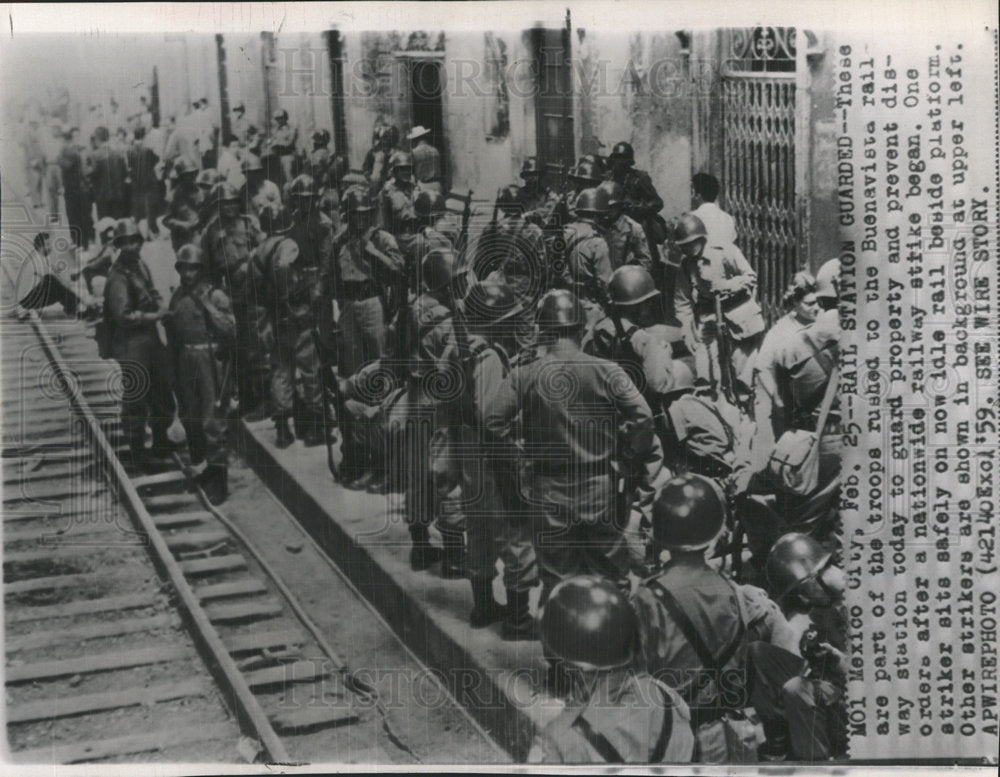 1959 Press Photo Rail Station Troops Buenavista Strike - Historic Images