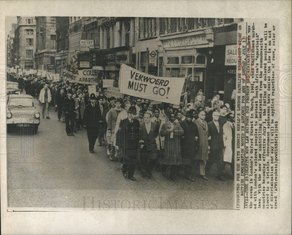 1962 Press Photo Britons Protest Discrimination - Historic Images