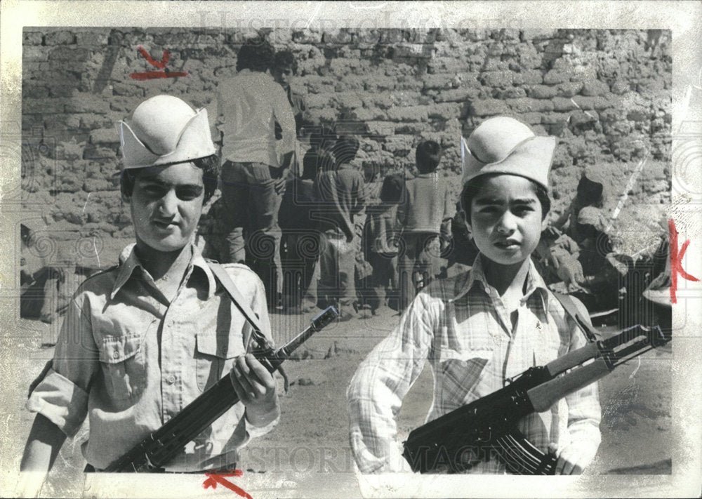 1979 Press Photo Children Iran Carry Kalashnikov Rifles - Historic Images