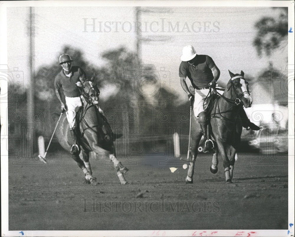 1968 Press Photo Two Players in Position to Make Shot - Historic Images