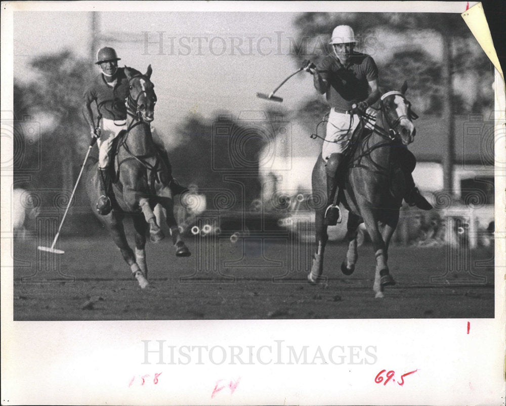 1968 Press Photo Two Players in Position to Make Shot - Historic Images
