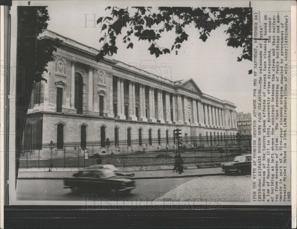 1964 Press Photo Paris' Famed Museum of the Lonvre - Historic Images