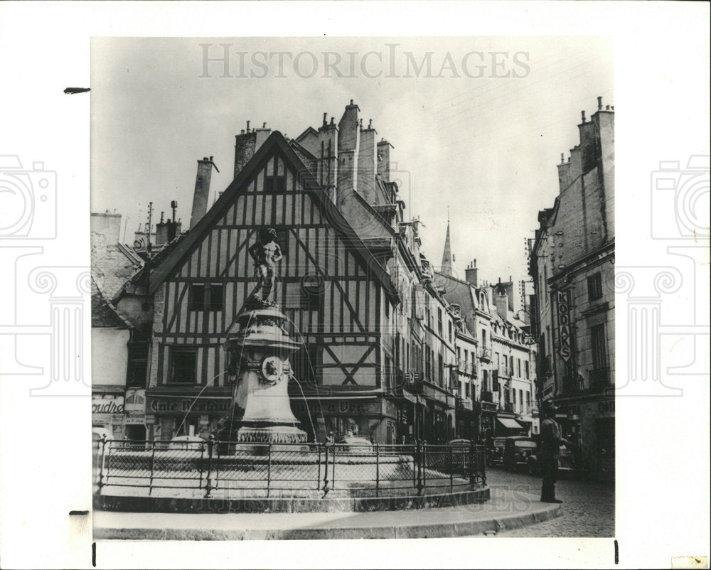 1985 Press Photo Scene at Chateau Du Mayne  - Historic Images