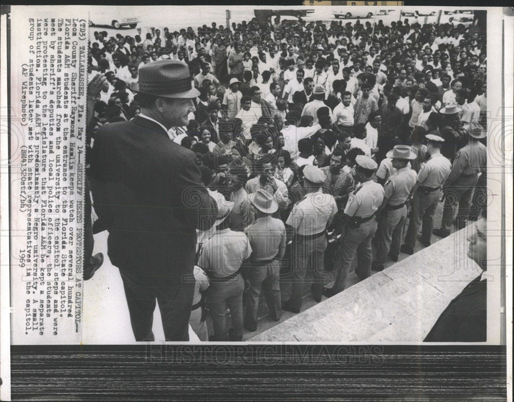 1969 Press Photo Sheriff Hamlin Keeps Watch of Students - Historic Images