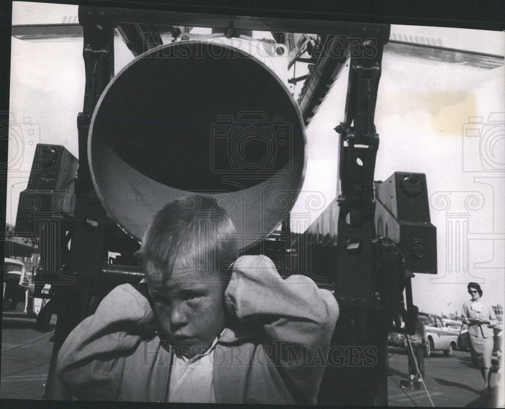 1961 Press Photo Boy next to USAF Martin Mace missile - Historic Images