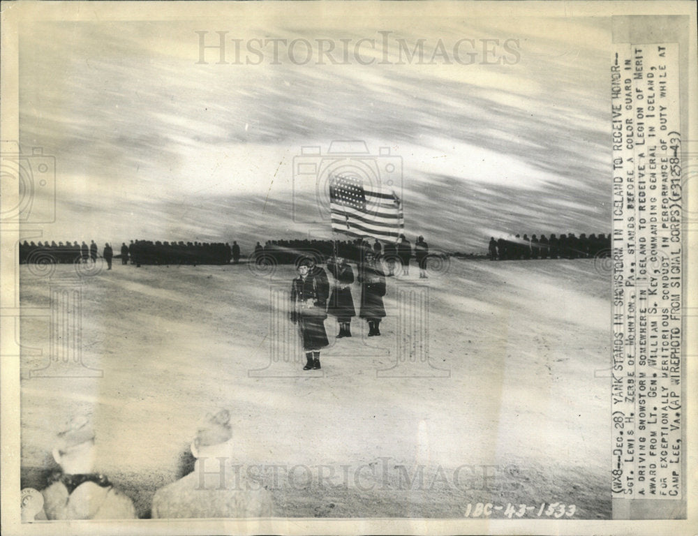 1943 Press Photo Sgt Lewis Zerse Receives Merit Award - Historic Images