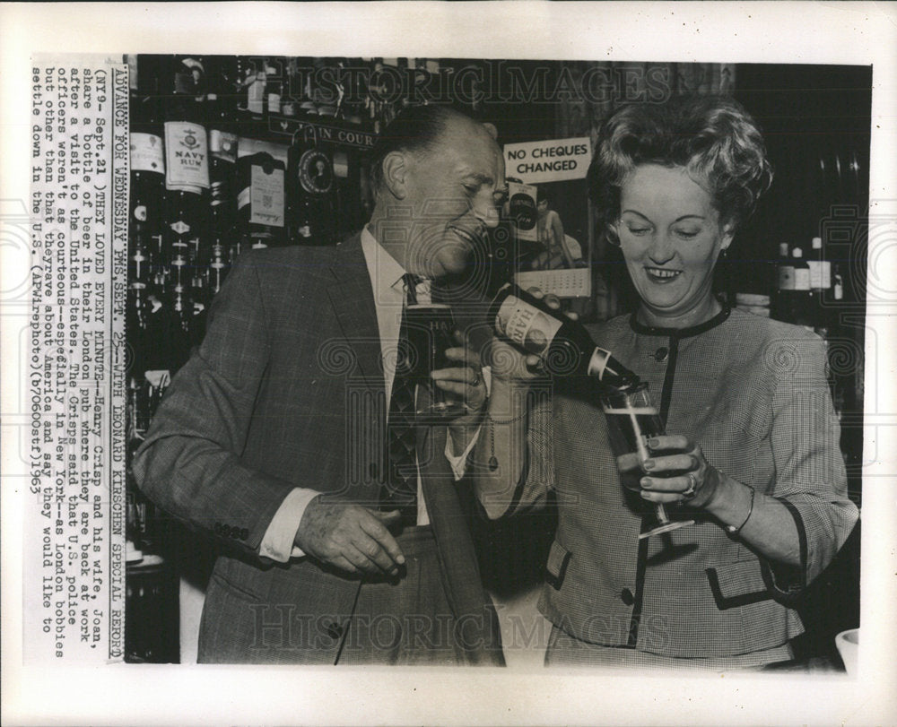1963 Press Photo Henry and Joan Crisp in London Pub - Historic Images