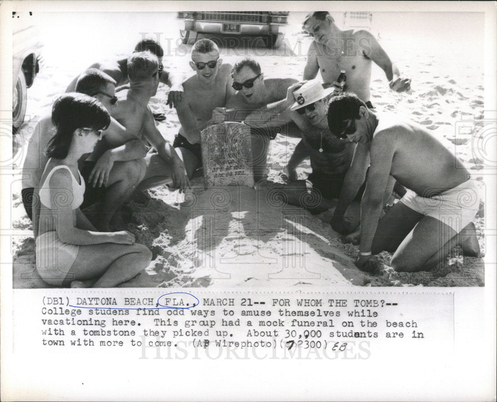 1964 Press Photo College Students on Daytona Vacation - Historic Images