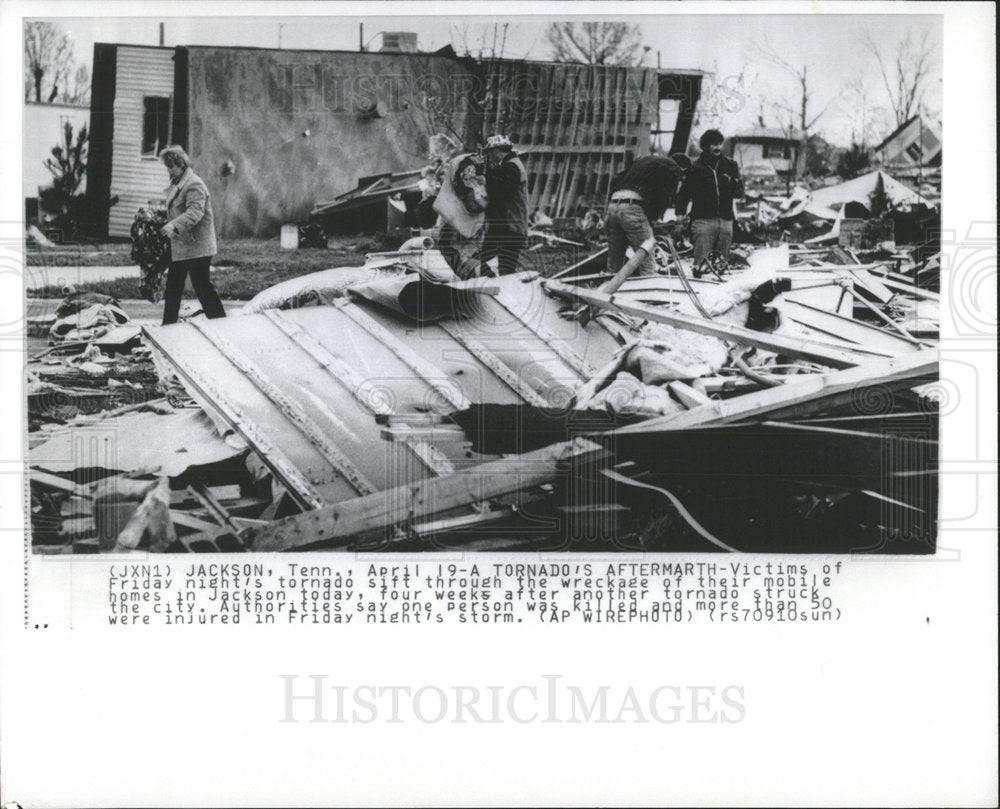 1975 Press Photo Tornado Victims Sit Through Wreckage - Historic Images