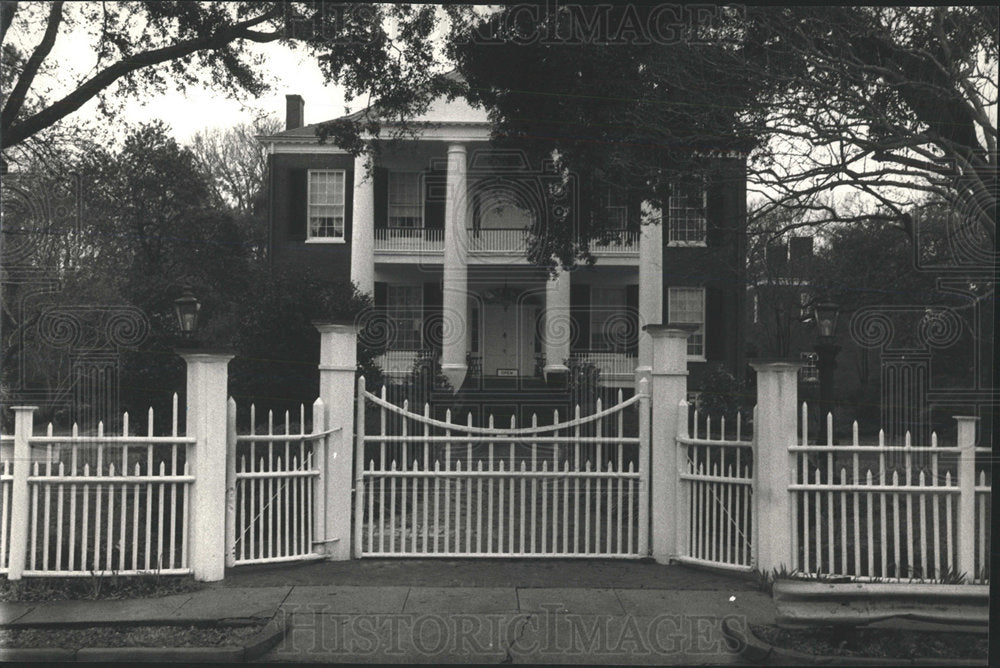 1987 Press Photo Rosalee Home Accented With Fence &Gate - Historic Images