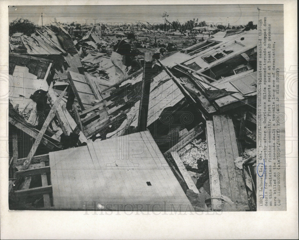 1964 Press Photo Volunteers Search Through Debris - Historic Images