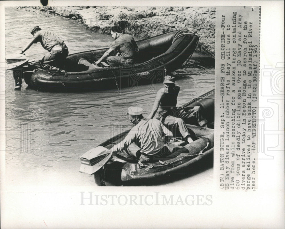 1965 Press Photo Divers Search Water for Deadly Gas - Historic Images