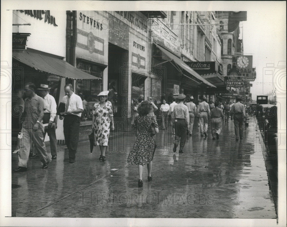 1945 Press Photo Canal Street Crowd Overcomes Rain - Historic Images
