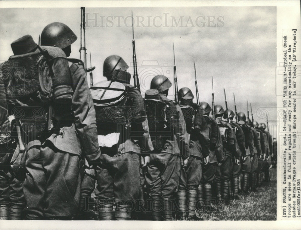 1938 Press Photo Typical Czech Troops in War Regalia - Historic Images