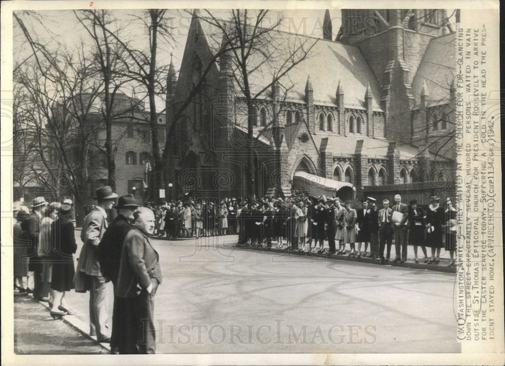1942 Press Photo People Wait Outside of Church - Historic Images