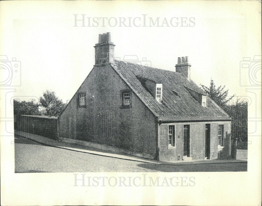 1935 Press Photo Carnegie Weavers Cottage Scotland - Historic Images