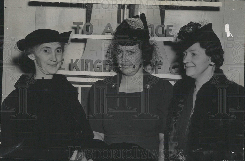 1938 Press Photo Church Woman Pillars - Historic Images