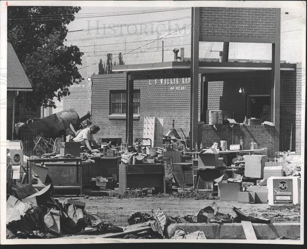 1965 Press Photo Walker Radio Co Damage Repair Flood - Historic Images