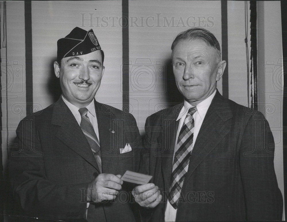 1946 Press Photo VA Officer Giving First Amputee Card - Historic Images