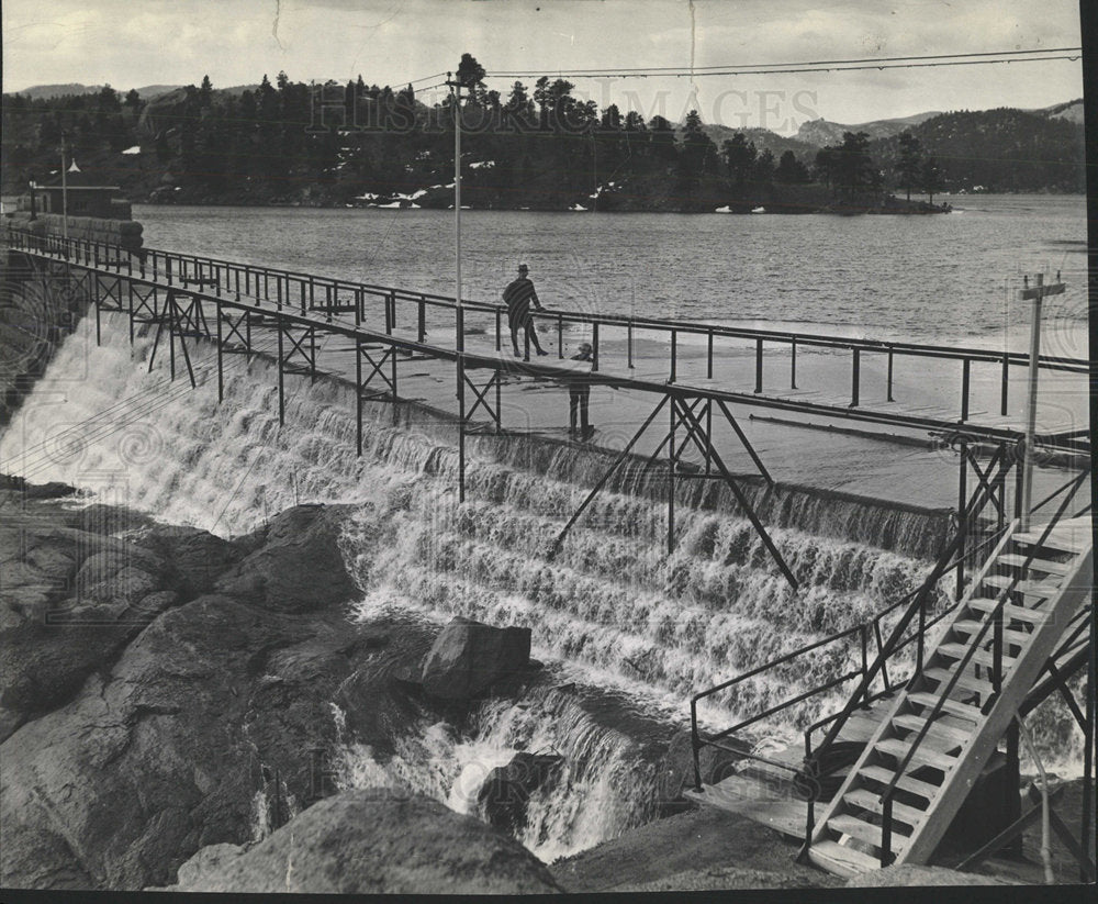 1939 Press Photo Man Walks Over Chessman Dam Structure - Historic Images