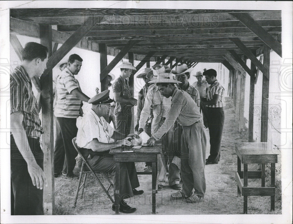 1959 Press Photo Hildago Labor Center Processing Men - Historic Images