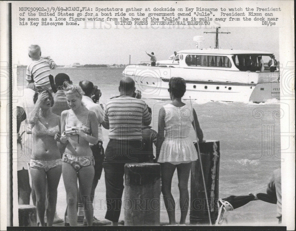 1969 Press Photo Spectators Gather at Dockside - Historic Images