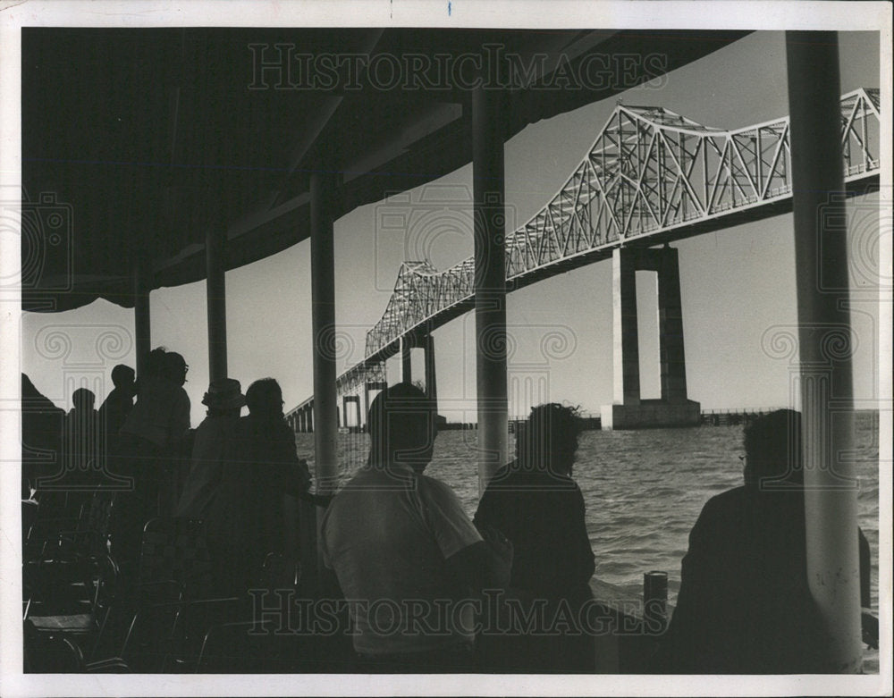 Press Photo Pinellas boats people traveling bridge look - Historic Images