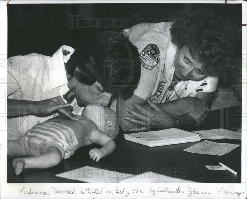 1983 Press Photo Red Cross CPR Class Woman Testing - Historic Images