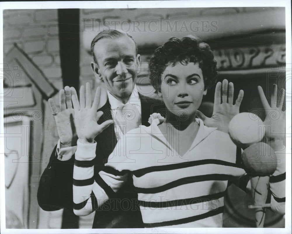 1985 Press Photo Film Actors Caron Astaire Scene - Historic Images