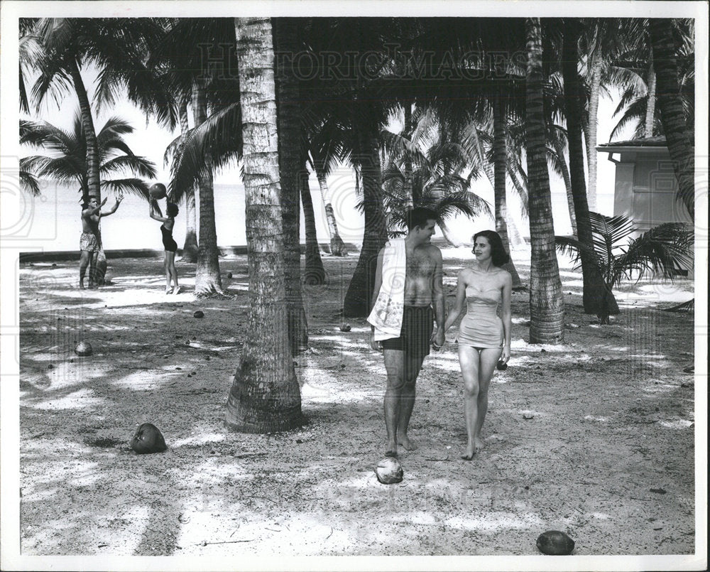 Press Photo Florida Recreation Couple Walking Beach - Historic Images