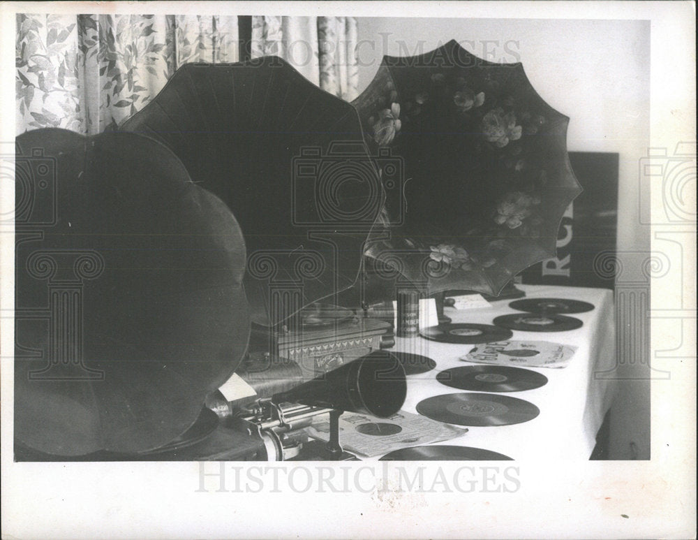 1970 Press Photo Old recent Players Room Table CD Sound - Historic Images