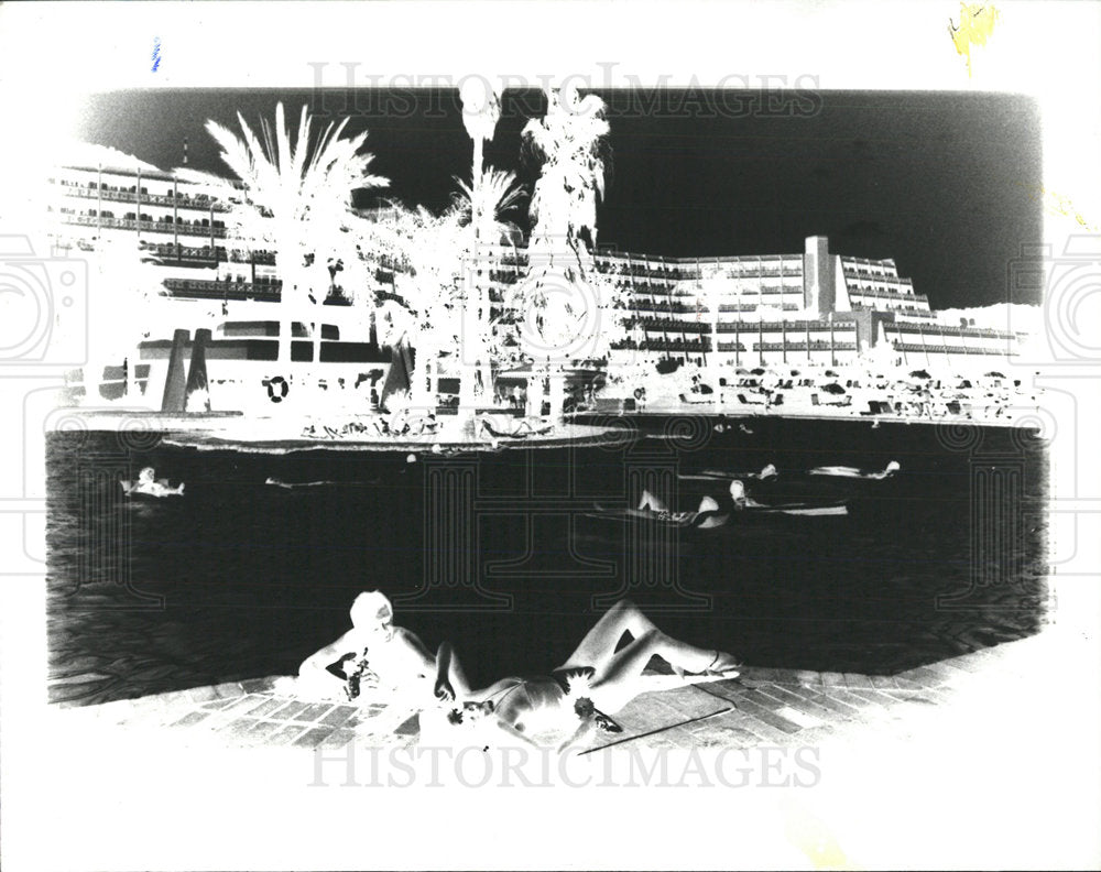 1982 Press Photo South Africa Sun City lures pool Folks - Historic Images