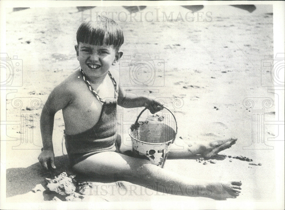 1934 Press Photo Society Child Playing Seashore Italy - Historic Images