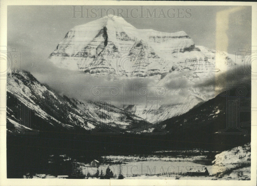 1939 Press Photo Mount Robson Canadian Rockies - Historic Images