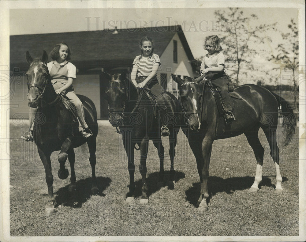1940 Press Photo Girls Ride Horses, Camp Paddock/Corral - Historic Images