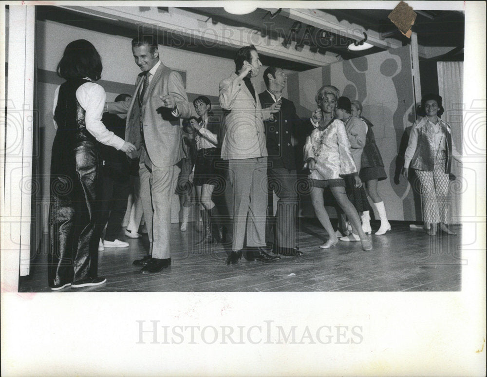 1969 Press Photo Music Show Laugh Party Time Guest - Historic Images