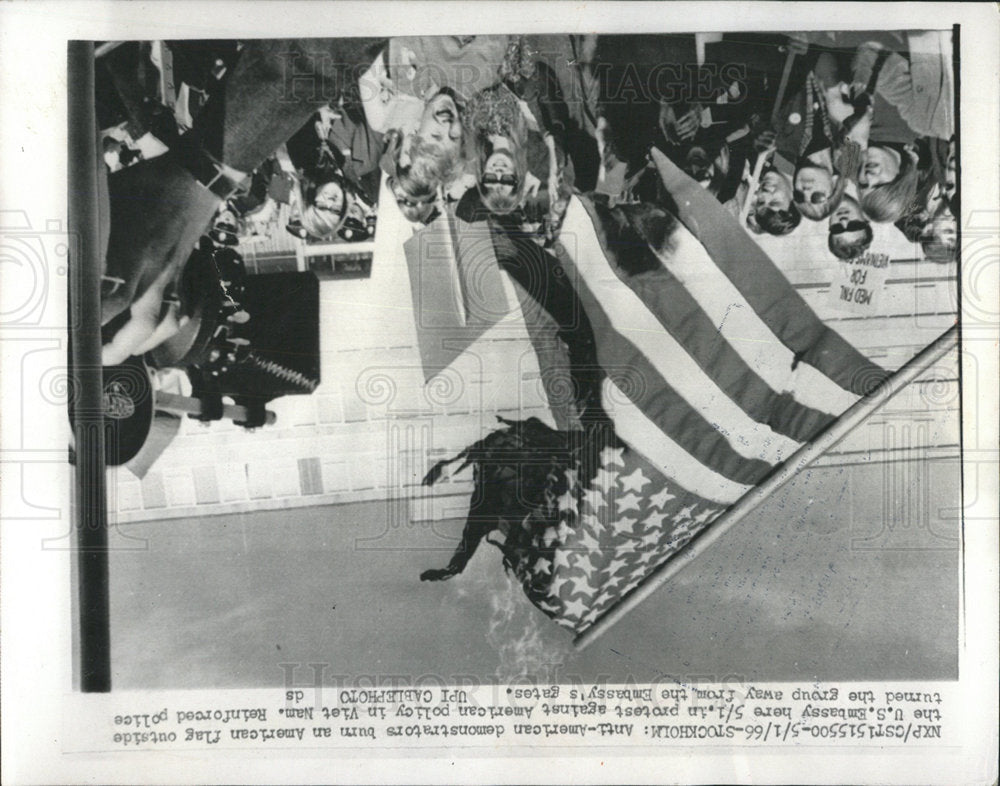 1966 Press Photo Anti-American demonstrator burn Flag - Historic Images