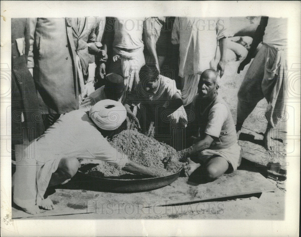 1942 Press Photo Meal Sacrifice Brahmin Priest Butter - Historic Images
