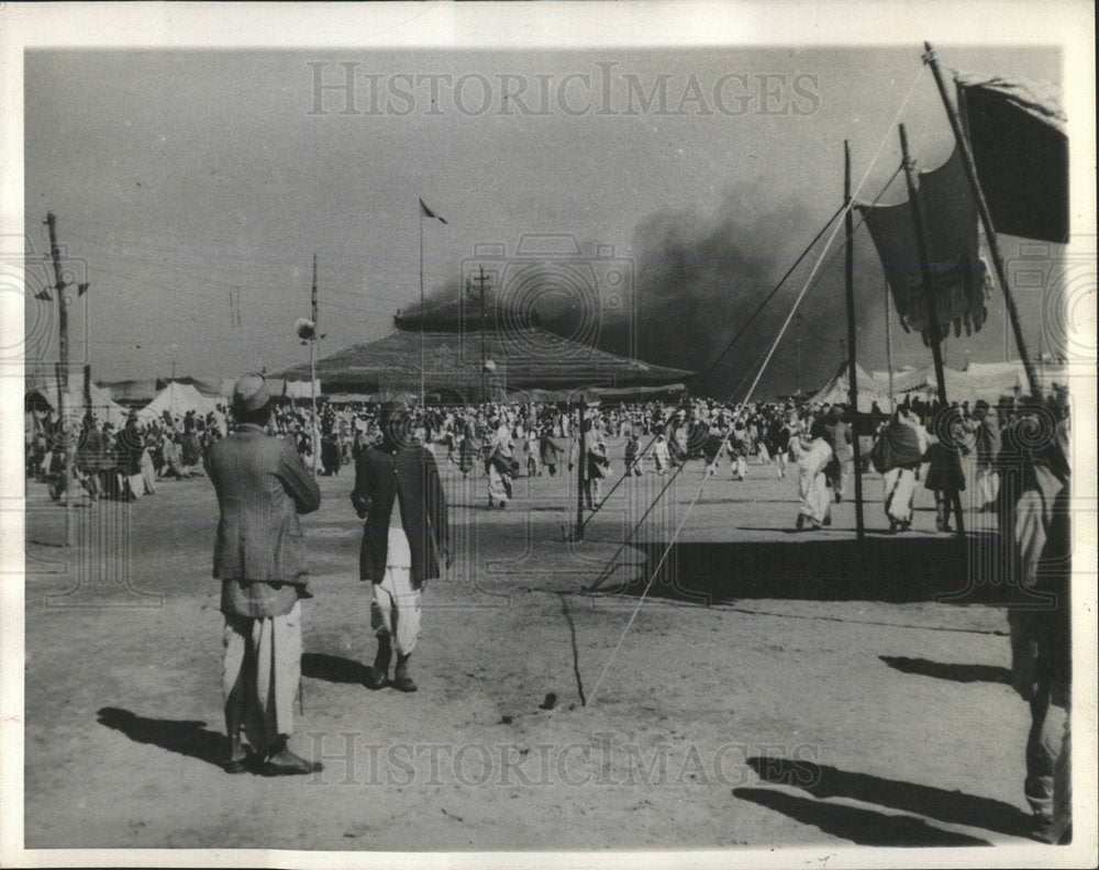 1944 Press Photo Brahmin Priests pandal flames event - Historic Images