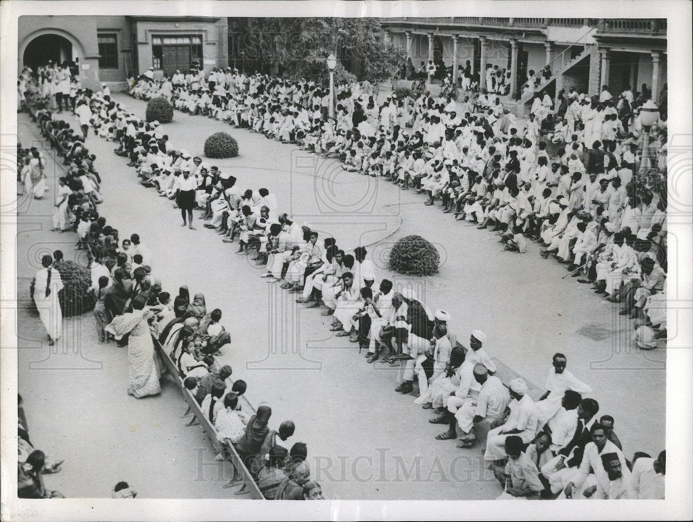 1953 Press Photo Blind People Await Dr.Modi&#39;s Treatment - RRY36073 - Historic Images