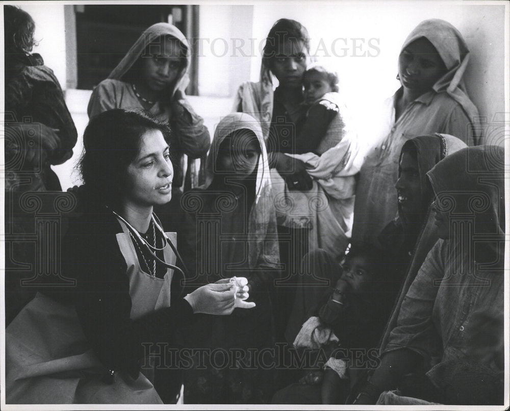 1969 Press Photo Women doctor Village Loop Intrauterin  - Historic Images