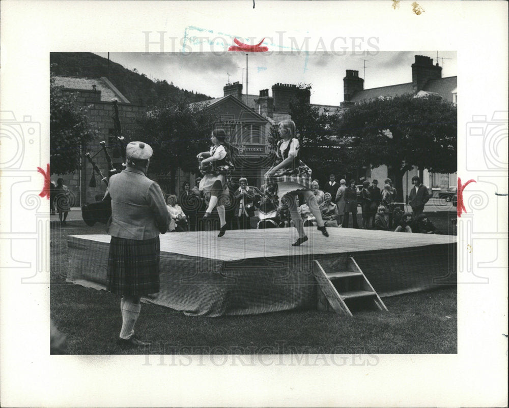 1974 Press Photo Queen Elizabeth Carthie Kilted School  - Historic Images