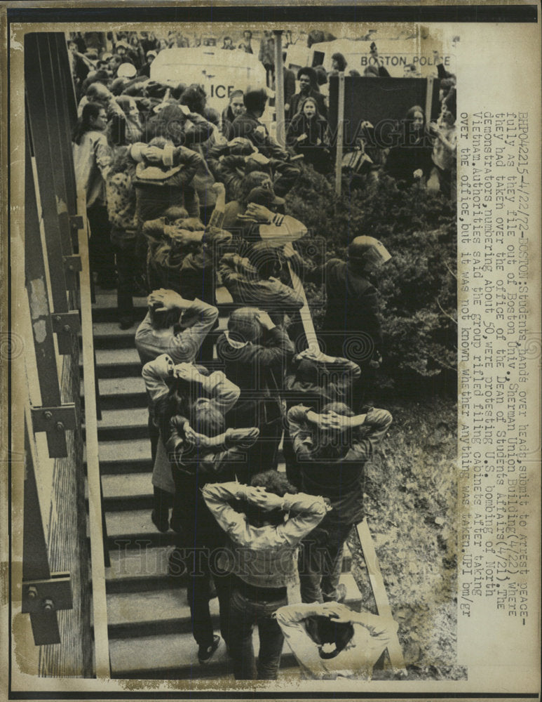 1972 Press Photo Sherman Union Building Boston Students - Historic Images
