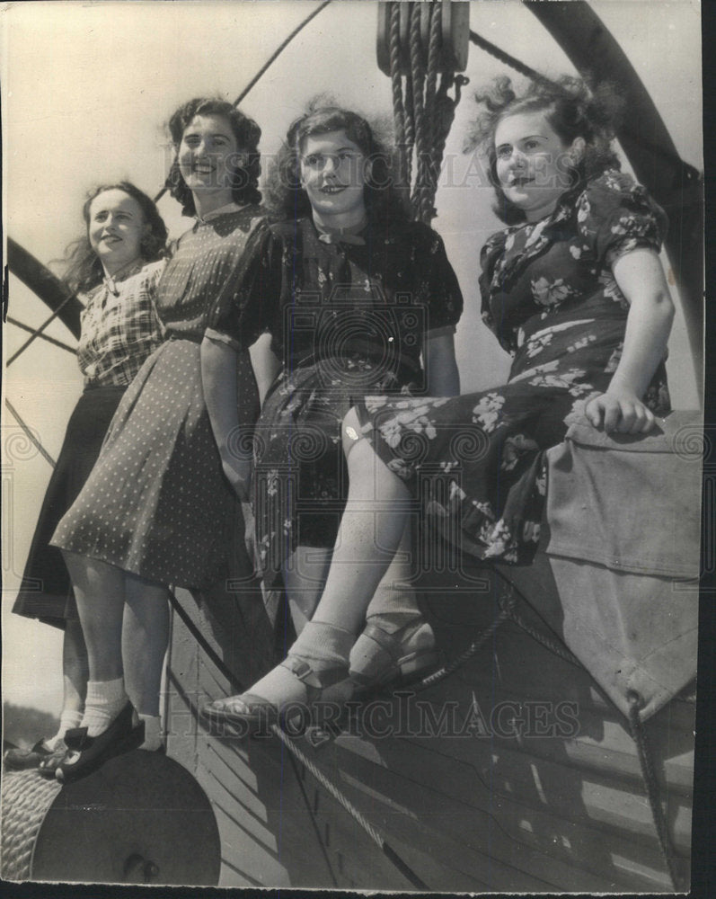 1943 Press Photo Russian sailor Men Women Cargo US Port - Historic Images