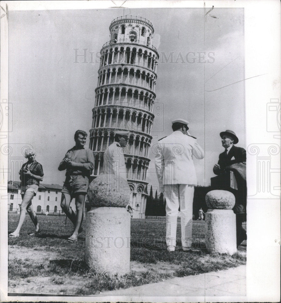 1961 Press Photo tourists Pisa Policemen Learning tower - Historic Images