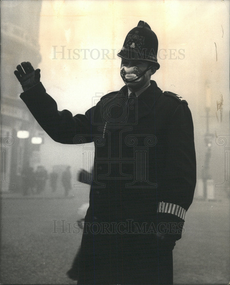 1970 Press Photo Police man Traffic Great Britain City  - Historic Images