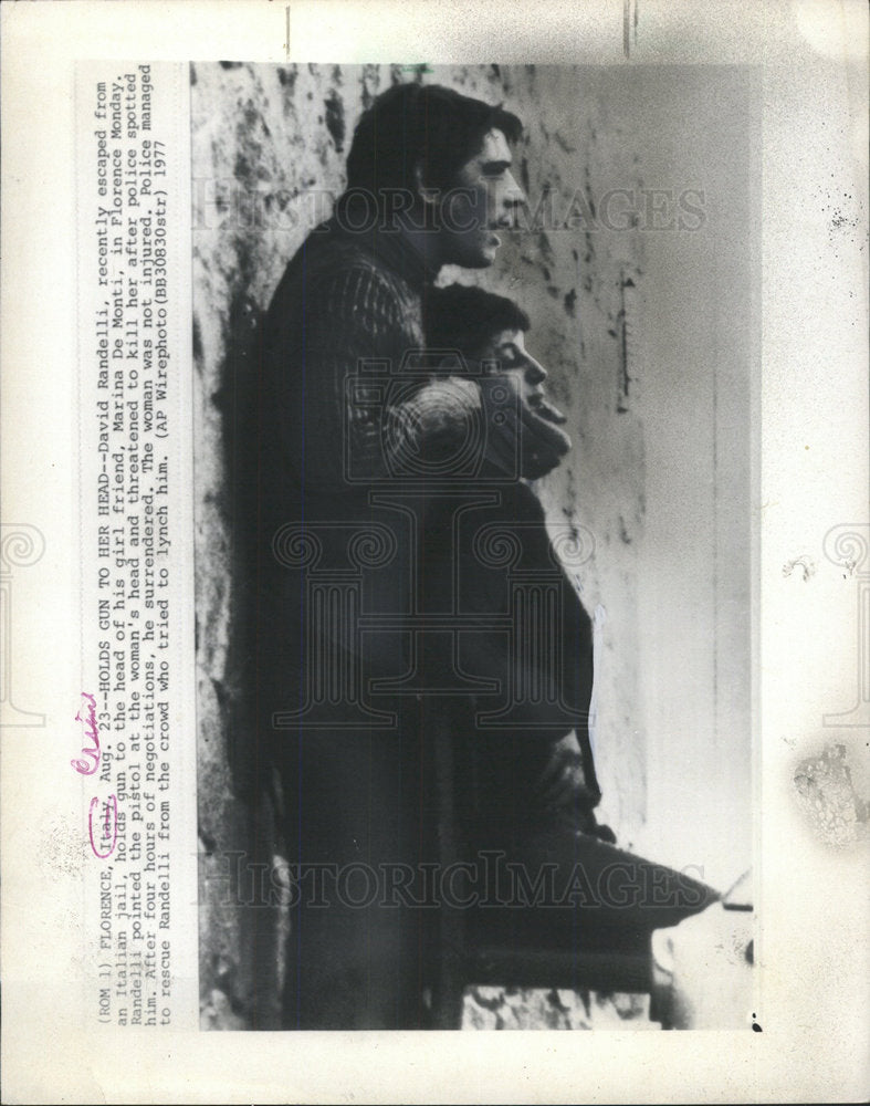 1977 Press Photo David Randellli Italian Jail Gun Lynch - Historic Images