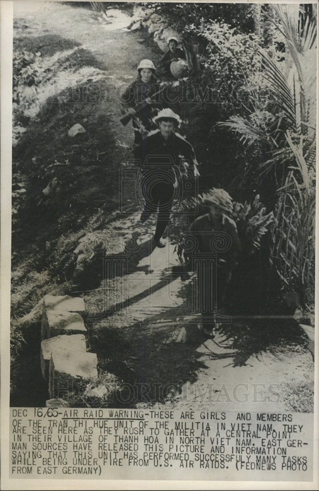 1985 Press Photo Vietenam tran Thi Hue unit militia  - Historic Images