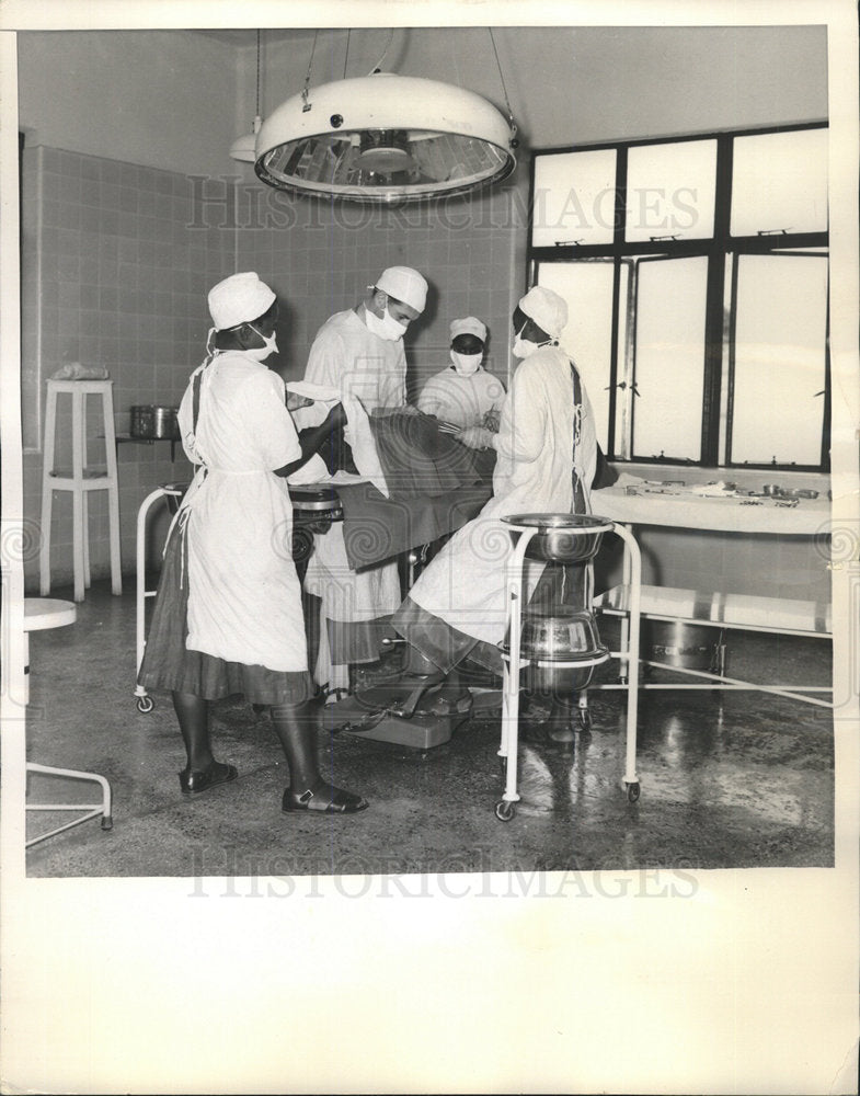 1960 Press Photo Mission Hospital Operation Theater - Historic Images