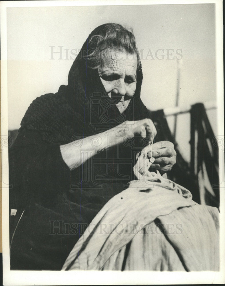 1935 Press Photo Cote D'azur France takes button sewing - Historic Images